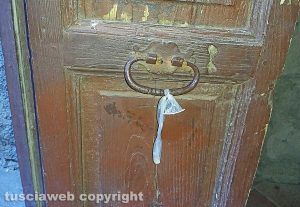 Montefiascone - Il preservativo sul portone della chiesa della Madonna dell'Arco
