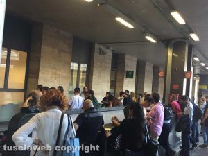 Pendolari in attesa a Roma Termini