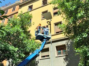 Viterbo - Il sindaco Arena installa le nuove luci in via Marconi