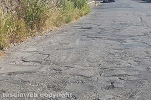 Viterbo - Buche in via Primo Maggio