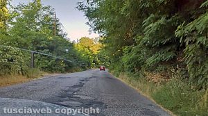 Strada piena di buche tra Sutri e Ronciglione