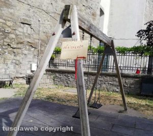 Viterbo - Altalena pericolante al parco di Porta della Verità