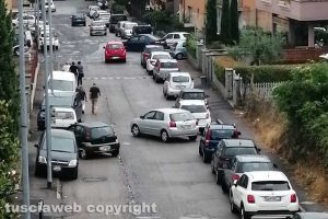Viterbo - Parcheggio selvaggio in via Monti Cimini
