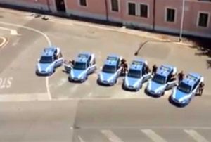 Carabiniere ucciso - L'omaggio della polizia sotto il comando dell'arma