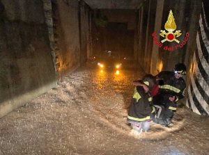 Vigili del fuoco - Sottopasso allagato - Vigili del fuoco salvano automobilista