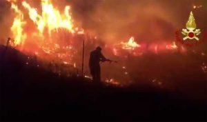Siniscola - I vigili del fuoco al lavoro per spegnere un vasto incendio