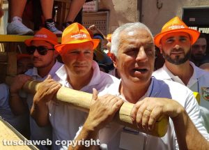 Nola - Massimo Mecarini e i facchini che portano un Giglio