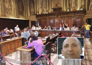 Il minuto di silenzio in consiglio comunale - Nel riquadro Maurizio Ragonesi