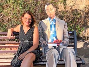Tuscania - La consigliera Stefania Nicolosi nella panchina dedicata a Forrest gump in vista di Universo corto