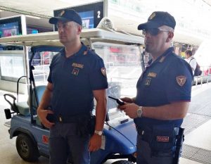 Polizia ferroviaria in stazione