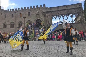 Viterbo - Un esibizione degli sbandieratori