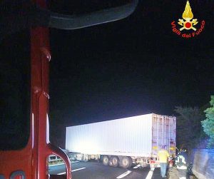 Civitavecchia - Autoarticolato sbanda