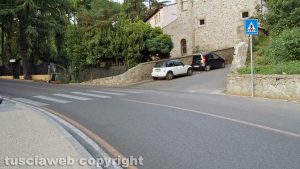 Viterbo - Valle Faul - Strisce pedonali che terminano in una via aperta al traffico