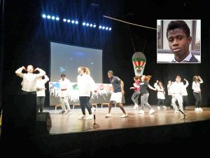 Viterbo - Joshua Chibueze Anyanwu durante una rappresentazione teatrale