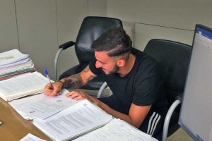 Sport - Calcio - Flaminia - Luca Guadalupi al momento della firma