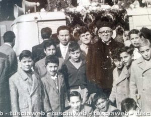 Viterbo - Come eravamo - Anni '60 - Foto di gruppo in piazza del Comune