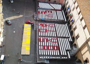 Viterbo - Le sedie a piazza del Comune e la scritta Evviva santa Rosa