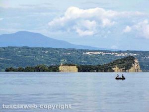 Capodimonte - L'isola Bisentina e sullo sfondo Gradoli e il monte Amiata