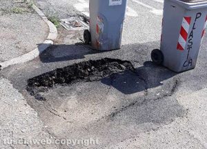 Viterbo - Buca pericolosa in via Dalmazia