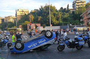 La volante che si è cappottata a Roma