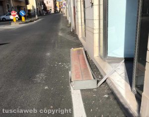 Civita Castellana - Via Ferretti - Divelta insegna di un negozio