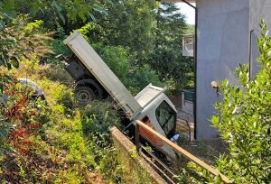 Gradoli - Camion finisce nella scarpata