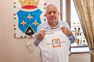 Sport - Trekking - Il sindaco di Grotte di Castro Piero Camilli con la maglia dell'Etrusca marathon