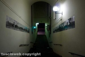 Viterbo - Opera d'arte al buio inel sottopassaggio di via Marconi