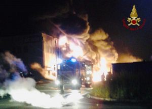Faenza - I vigili del fuoco intervengono per spegnere le fiamme divampate nel capannoneFaenza - I vigili del fuoco intervengono per spegnere le fiamme divampate nel capannone