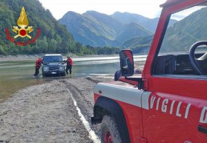 Pordenone - L'intervento dei vigili del fuoco sul lago di Redona