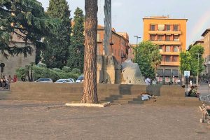 Viterbo - La fontana al Paracadutista d'Italia