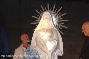 Raffaele Ascenzi accanto alla statua di santa Rosa