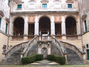 Il cortile del castello di Gallese