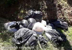 Viterbo - Spazzatura abbandonata in strada del Salamaro