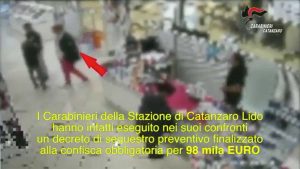Catanzaro - Il finto cieco individuato dai carabinieri