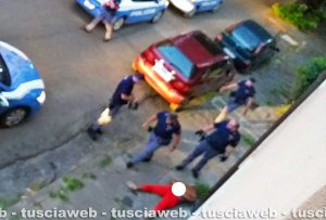 Viterbo - L'intervento della polizia in via Lorenzo da Viterbo
