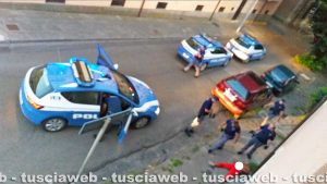 Viterbo - L'intervento della polizia in via Lorenzo da Viterbo