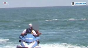 Milano Marittima - Il figlio di Matteo Salvini sulla moto d'acqua della polizia di stato