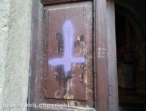 Le scritte alla chiesa della Madonna dell'Arco