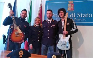 La polizia di Perugia riconsegna le chitarre ai Negrita