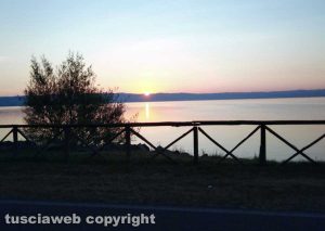 Gradoli - Il sorgere del sole sul lago di Bolsena