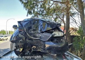Montefiascone - Auto contro un albero