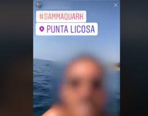 Salerno - Si riprende mentre getta una bottiglia in mare