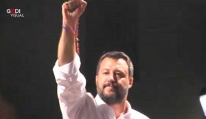Siracusa - Matteo Salvini brandisce un rosario verso i contestatori