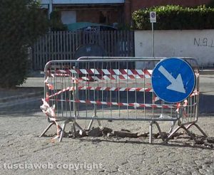 Viterbo - Asfalto rotto in via Dora Riparia