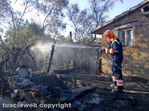 Montefiascone – Sterpaglie in fiamme minacciano alcune rimesse agricole
