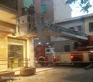 Montefiascone – Cadono pezzi di cornicione - L'intervento dei vigili del fuoco