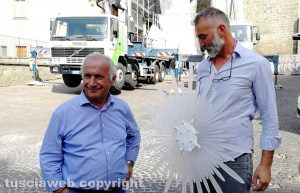 Raffaele Ascenzi con la nuova aureola per la statua di santa Rosa