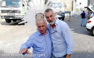 Vincenzo Fiorillo e Raffaele Ascenzi scherzano durante l'assemblaggio di Gloria