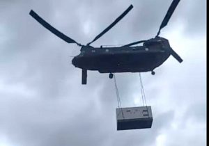 Sondrio - Elicottero dell'esercito atterra tra la gente